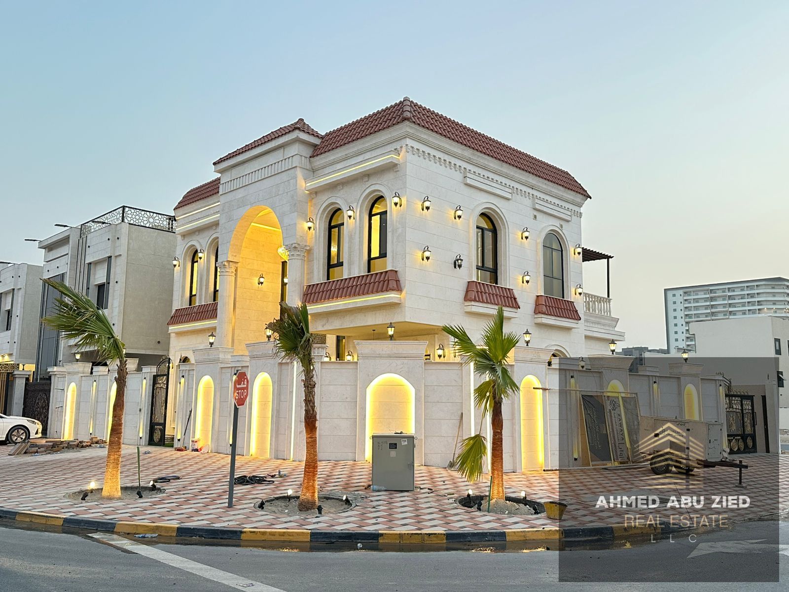 ur chance to own your dream villa in Al Helio, on a corner plot with two street frontages, featuring an elegant design and. . . Luxury villa for sale in Al Helio, Ajman. 5 master bedrooms, a majlis, and a living room