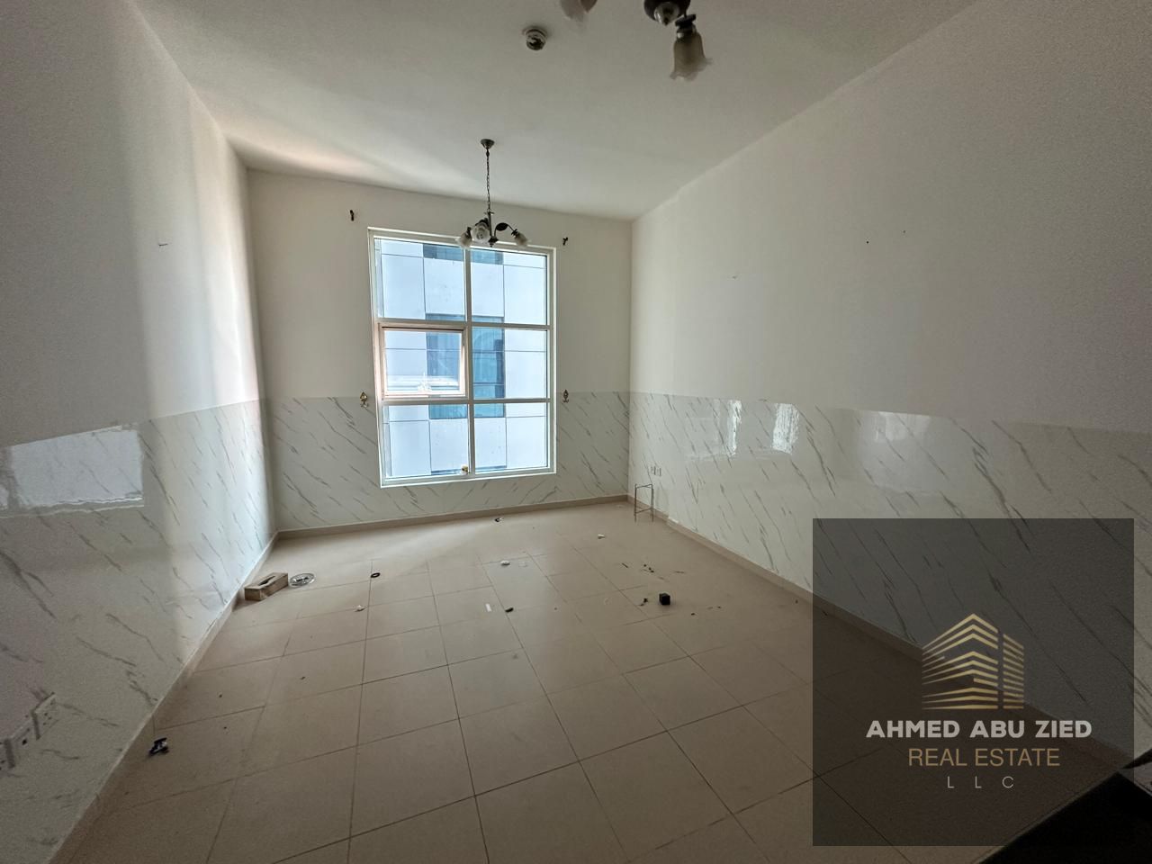 **Elegant 1BHK at a very good price with a special-view balcony, 2 bathrooms, modern and stylish finishes, and a prime location close to all services.