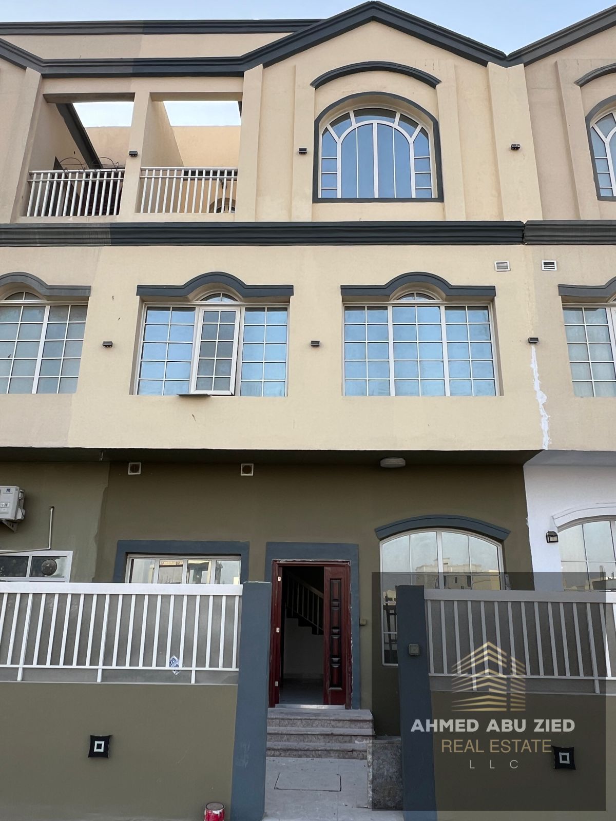 **Uptown: 3 bedrooms & living room, 3 baths, first tenant, balcony with open view, 2 storage rooms. Modern finishes, easy access to Dubai & Sharjah. **