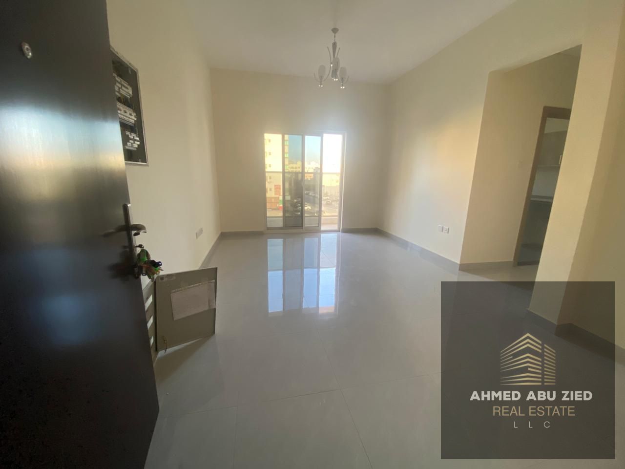 New building, first tenant. Elegant 2 master bedrooms, 3 bathrooms, balcony with open view, modern high-end finishes, prime location, easy access to D