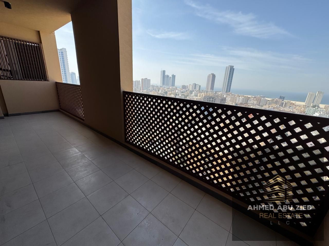 Luxury and spacious two-bedroom apartment with a sea view - Free parking - Free gas - Two master bedrooms - Three bathrooms - Maid's room - Laundry ro
