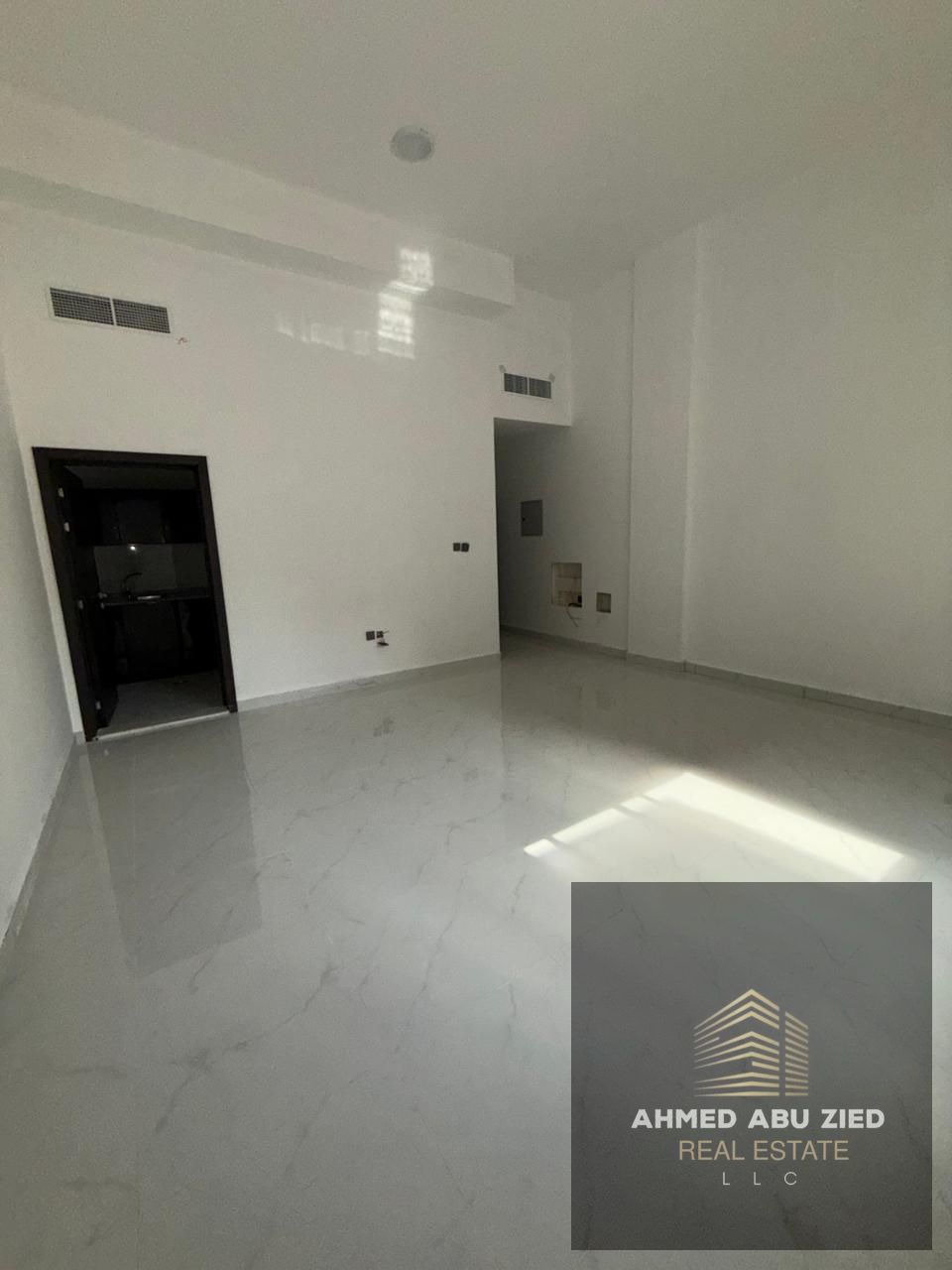 Brand new studio for annual rent in Al Karama, Ajman – spacious layout with separate kitchen, bathroom, and open view, near Ajman Corniche, priced at