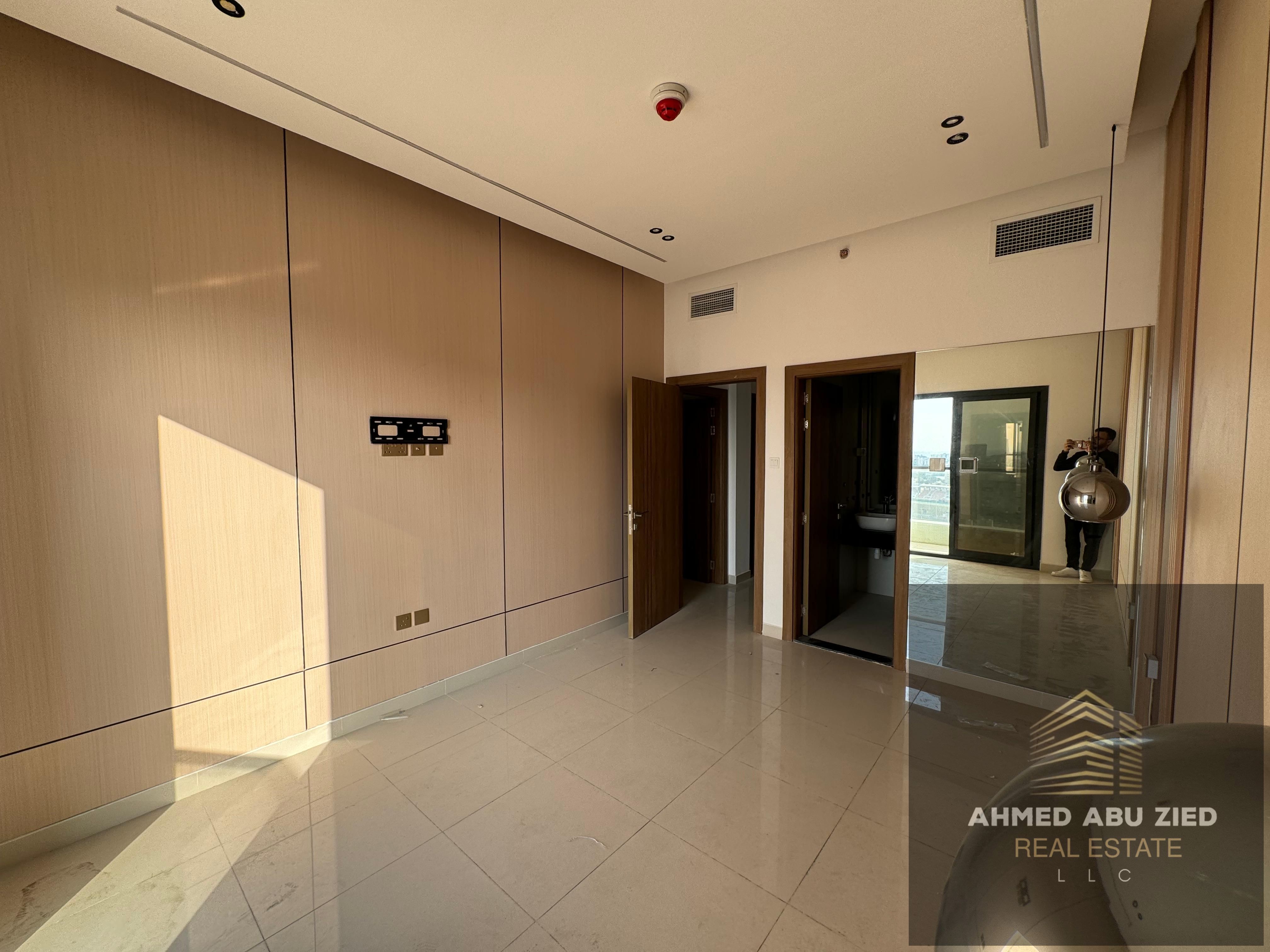 Luxury three-bedroom apartment with hall for annual rent in Al Rashidiya 1, Ajman – open view on Khalifa Bin Zayed Street, featuring 3 bedrooms, 3 bat