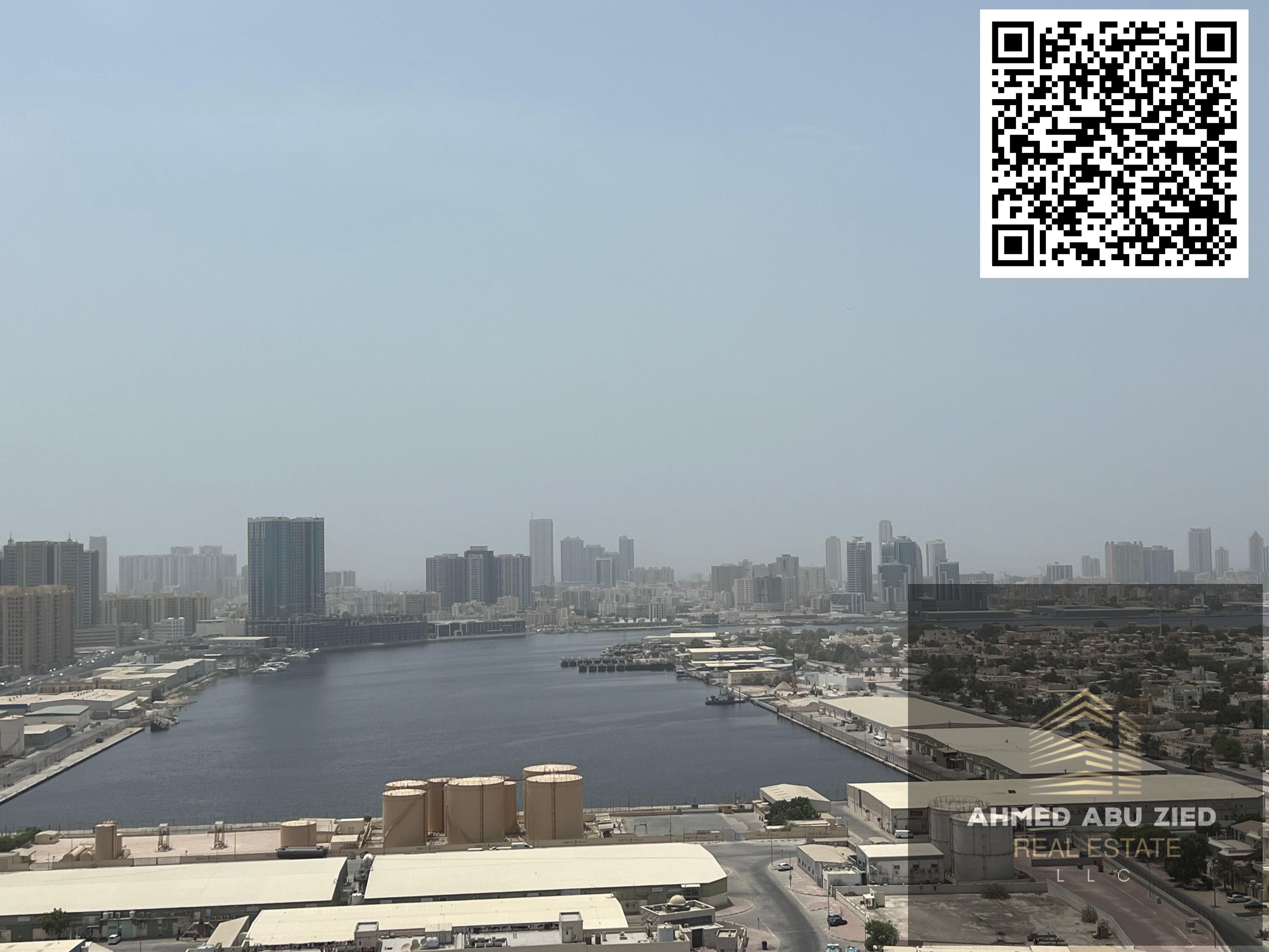 Luxurious two-bedroom apartment with a living room, two bathrooms, a balcony with a stunning sea view, central air conditioning, and free parking. Pri