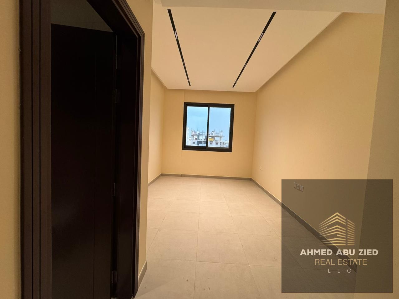 One month free for first occupier. Central air conditioning. One bedroom and living room with two bathrooms. Balcony with open view. Modern finishes.