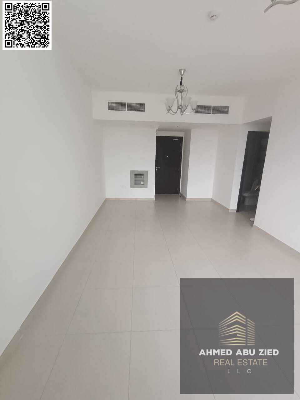 Free parking, built-in wardrobes, two bedrooms and a living room with two bathrooms, balcony with an open view, central air conditioning, excellent fi