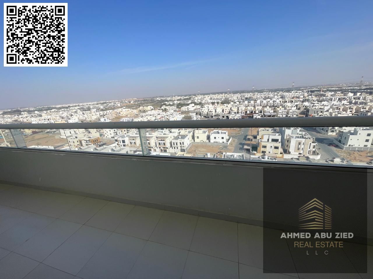Luxuriously furnished bedroom and living room with two bathrooms, central air conditioning, balcony with an open view, excellent finishing, and a very
