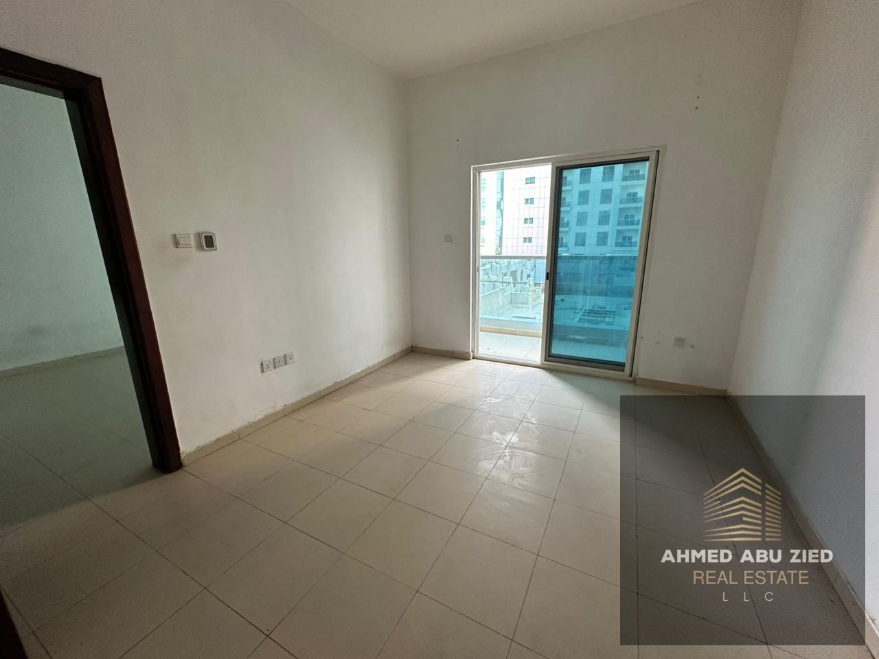 One bedroom, living room, and hall for annual rent in Ajman, City Towers - balcony - central air conditioning - 2 bathrooms - prime location - close t