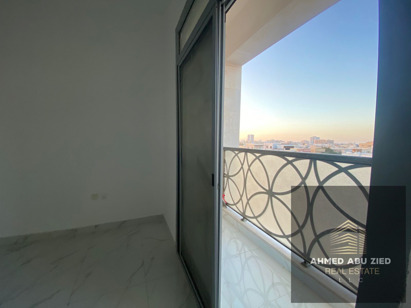 Take advantage of this opportunity! A luxurious two-bedroom apartment with a living room, three bathrooms, central air conditioning, a balcony with an