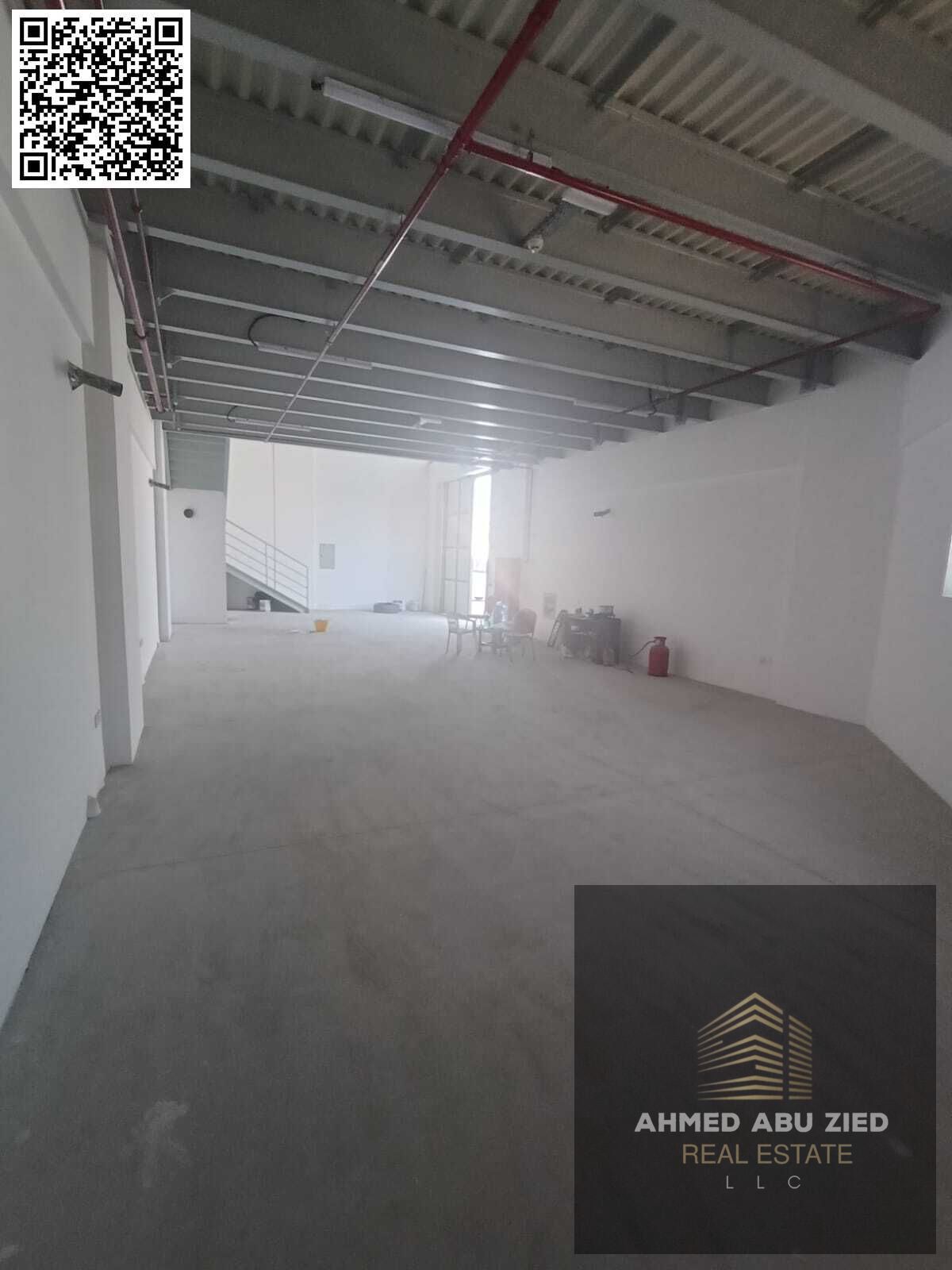 Warehouse for annual rent in Al Jurf Industrial Area 2, Ajman. 3000 sq ft, equipped with a mezzanine and bathroom. Located on a main street and close