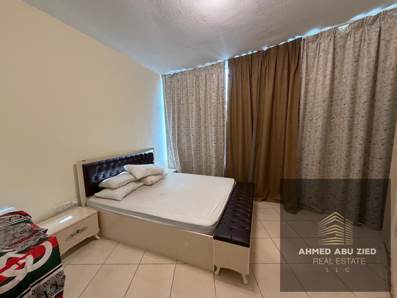 Furnished one-bedroom apartment for annual rent in Orient Towers, Ajman, Mina Street, opposite the fish market.
