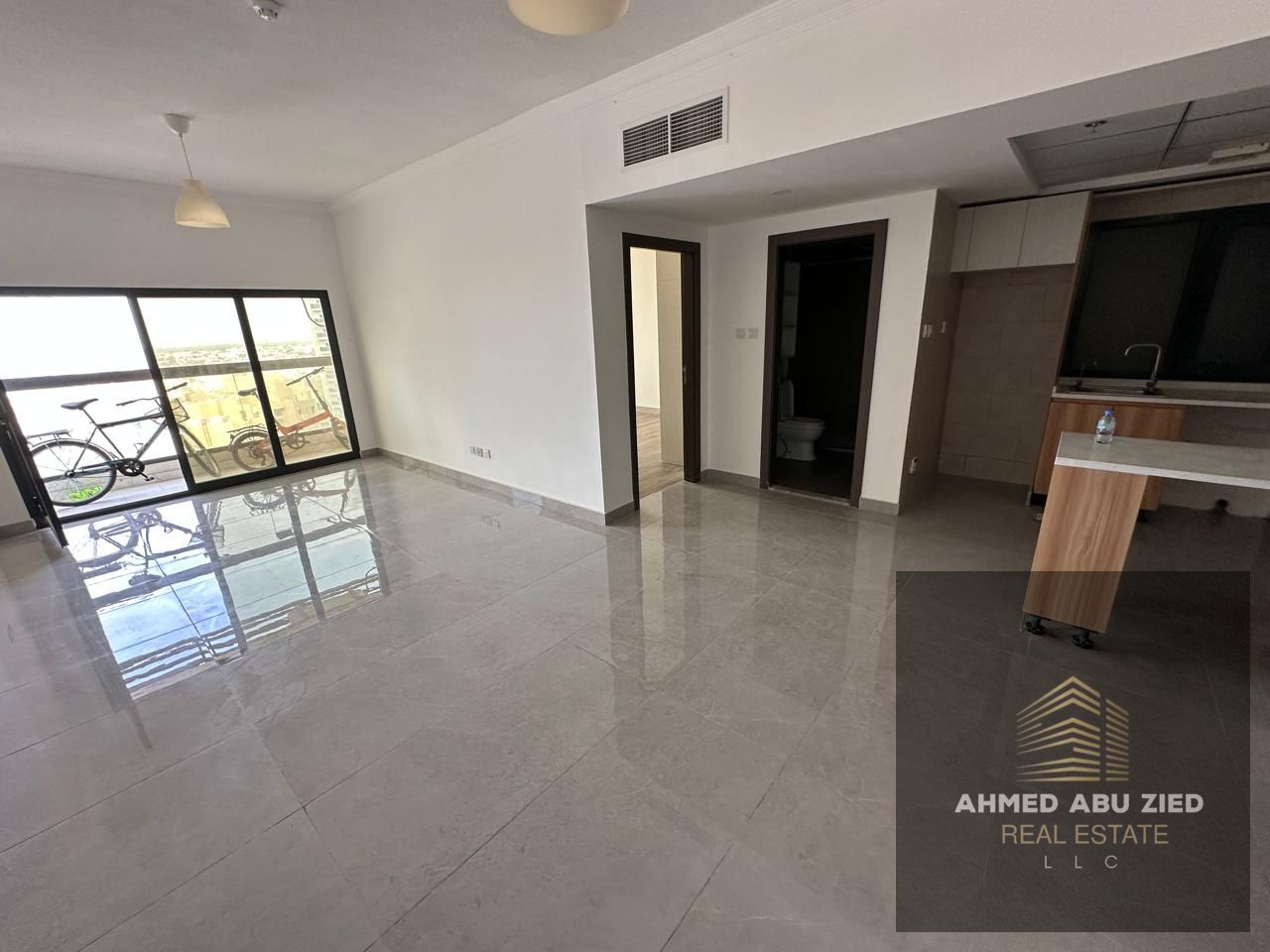 One-bedroom apartment with living room for annual rent in Ajman – Al Rashidiya 1, with gym, swimming pool, and aqua park. The apartment has 1 bathroom