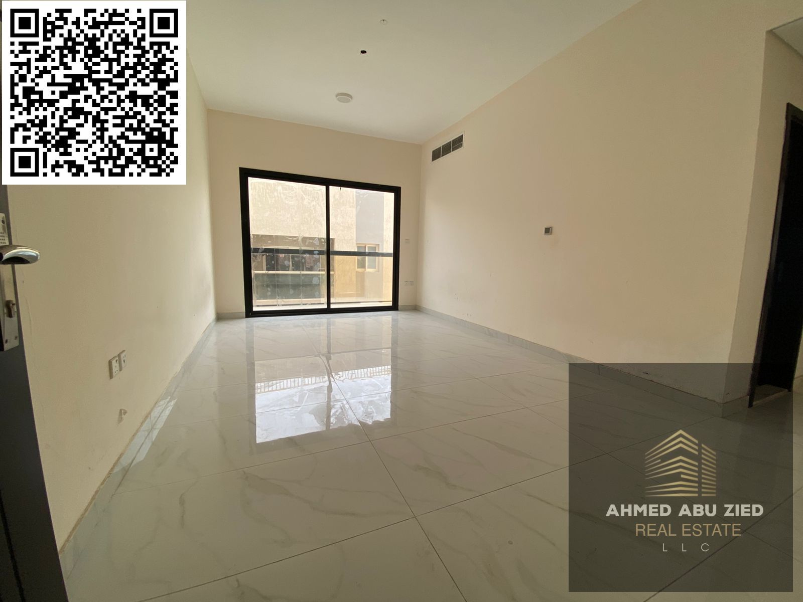 2BR master in Al Jurf 3, 3 baths, balcony, equipped kitchen, central AC. Rent 40K, 4 cheques, undated deposit. Prime location, easy access to Sharjah