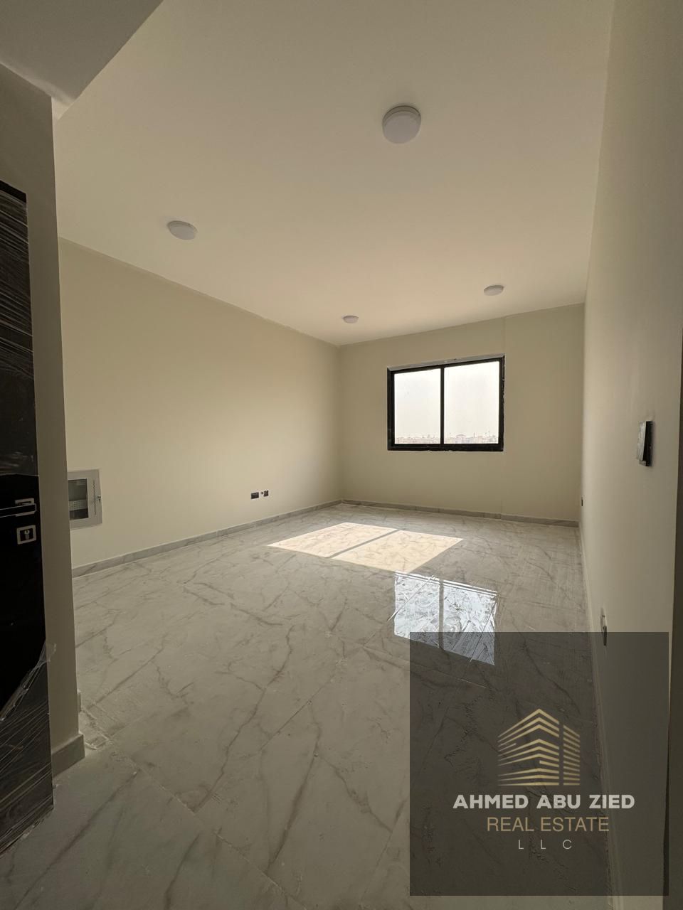 1-bedroom & hall for annual rent, first tenant, Ajman Al Jurf 3, balcony, 2 bathrooms, built-in wardrobes, easy access to Dubai & Sharjah.