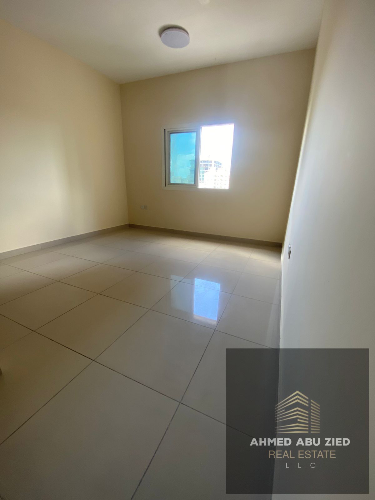 Master bedroom for annual rent in Ajman Al Nuaimiya, 2 baths, balcony with Sheikh Khalifa St view, built-in wardrobes, free parking.