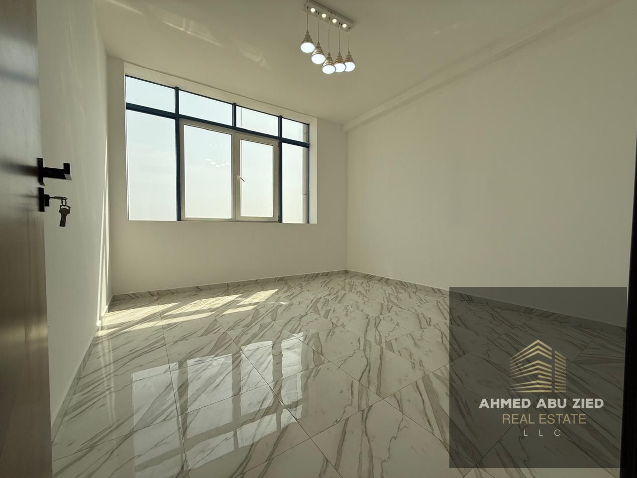 **3-bedroom apartment with living room for annual rent in Ajman, Al Nuaimiya 3.2 bathrooms, balcony, free parking, luxurious hotel-style finishes. **