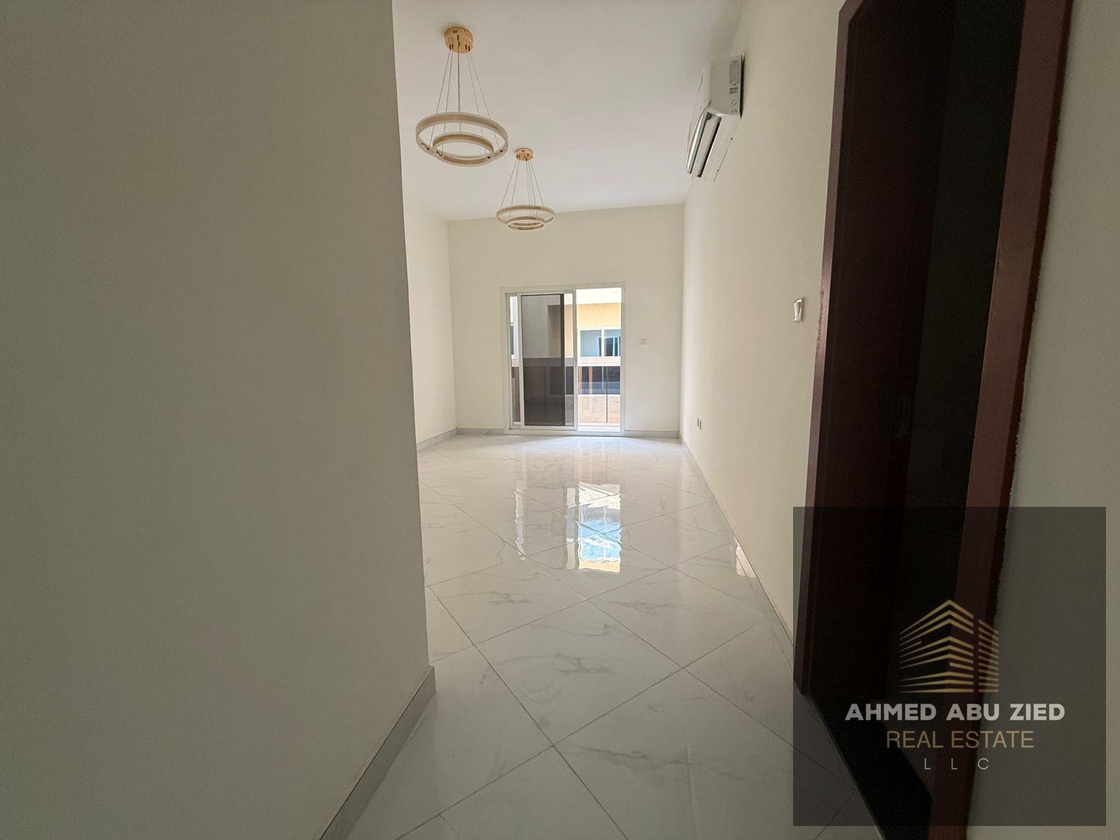 New building, first occupant, one month free, 2 bathrooms, balcony, central air conditioning, close to all services.
