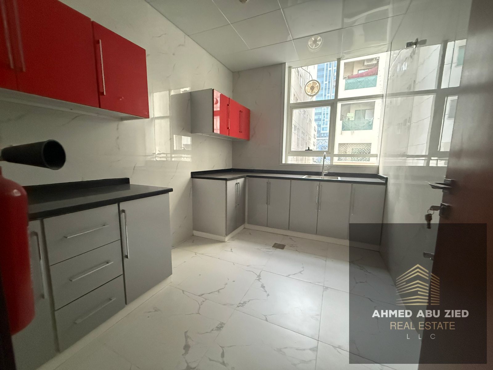 New building, first occupant, one month free, 3 bathrooms, central air conditioning.
