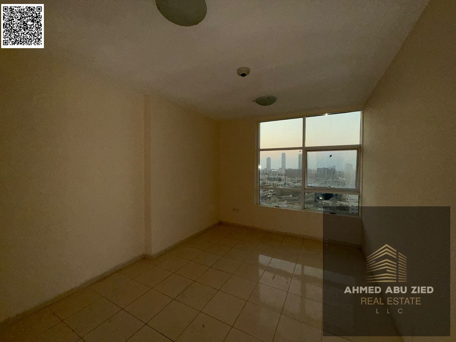 Two bedrooms, a hall, three bathrooms, two master bedrooms, a balcony, and a private parking in the Orient Tower, in a distinguished and vital locatio