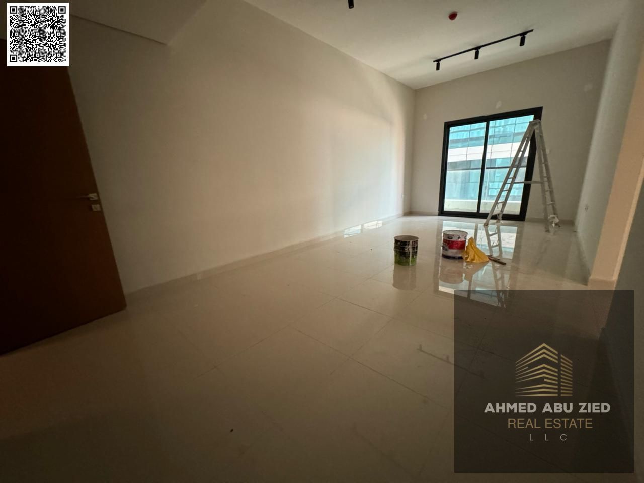 Two bedrooms, one of which is a master bedroom. Two bathrooms. Built-in wardrobes. Excellent living room. Balcony. Parking.