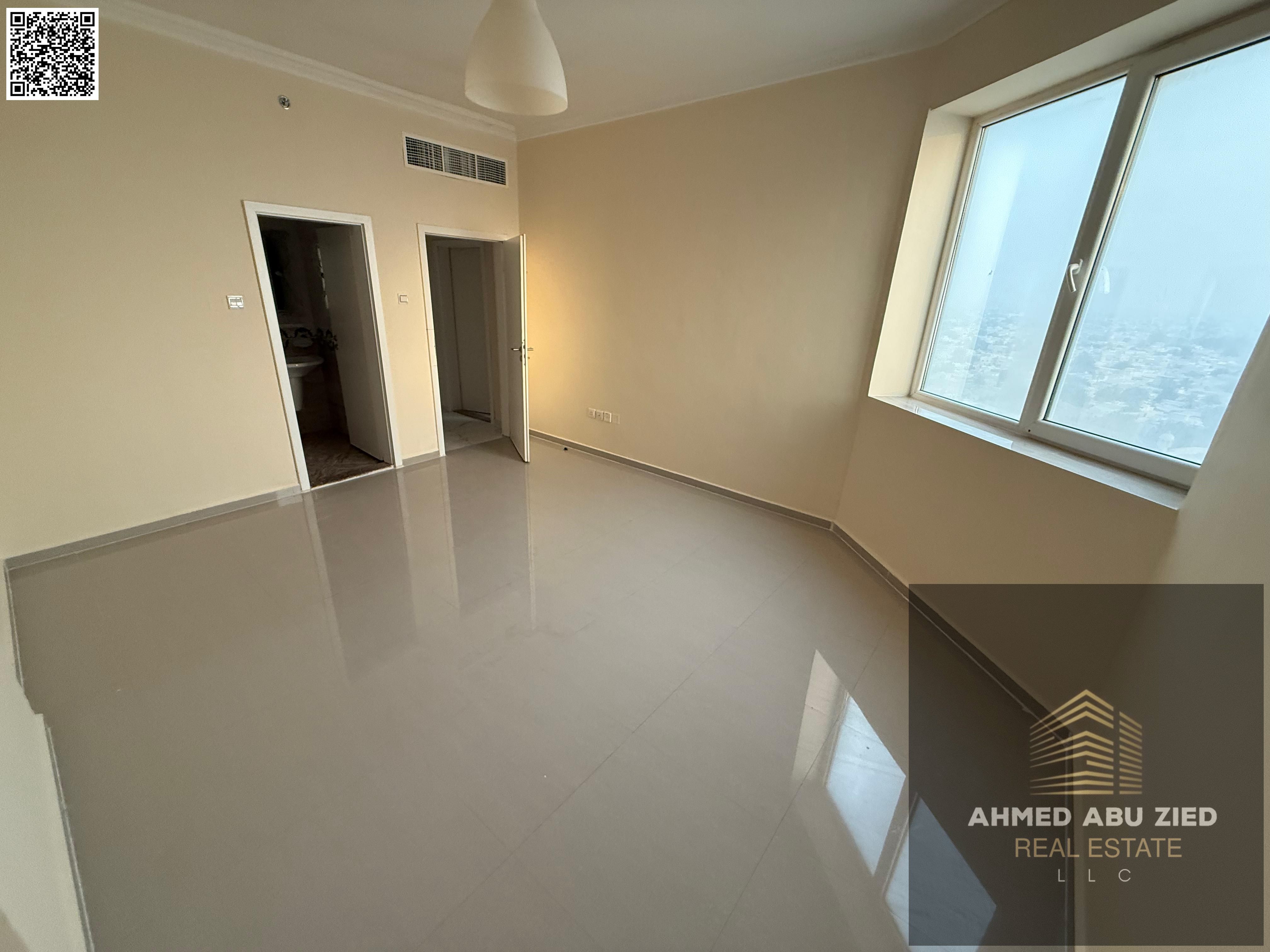 Take advantage of this opportunity! Master bedroom and living room with balcony and open view in Al Nuaimiya 3 with free parking!