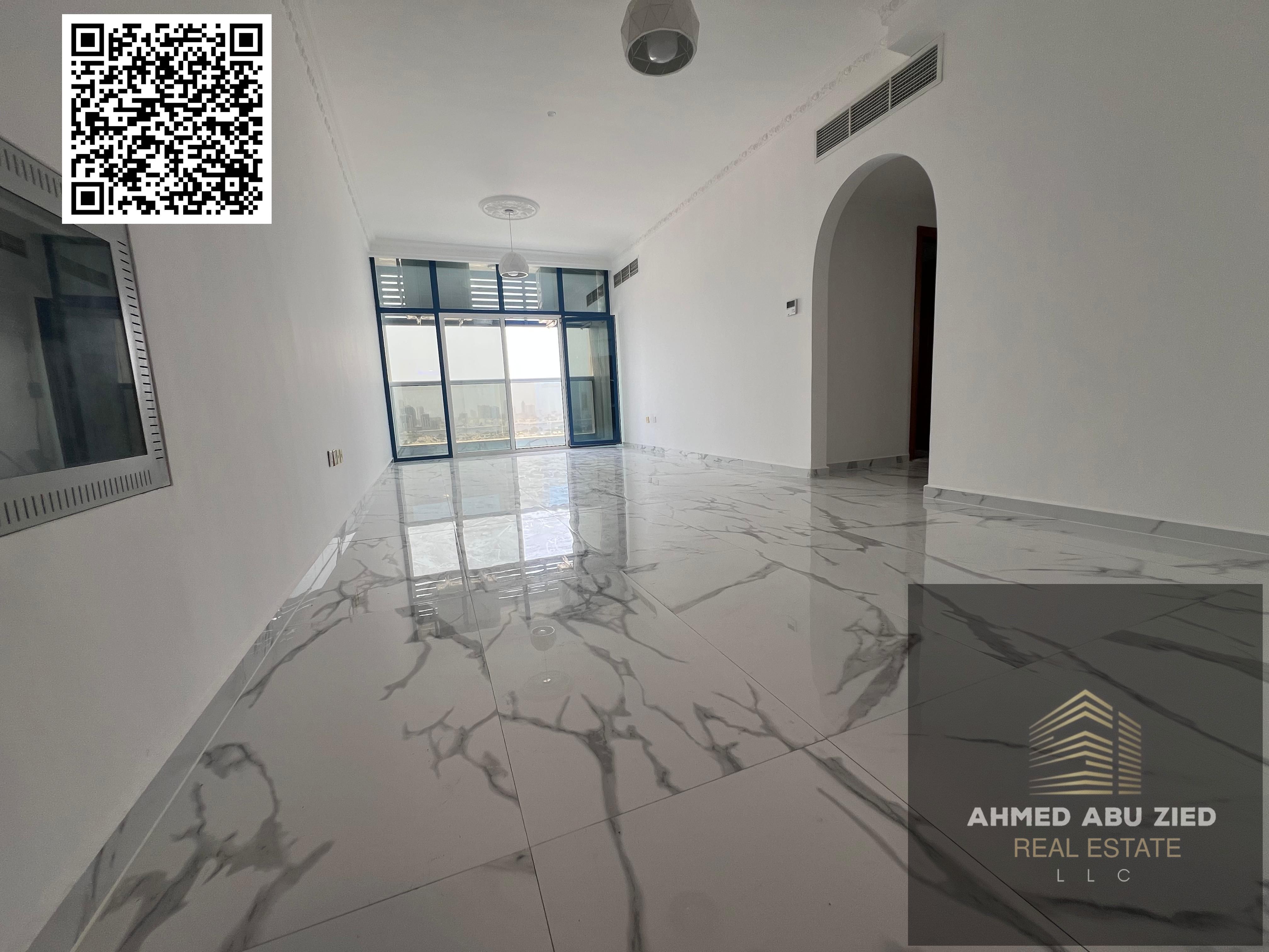 Two luxurious rooms and a hall, 2 bathrooms, a balcony, and a sea view. Location: Mushairef, close to City Center Ajman. Free parking.