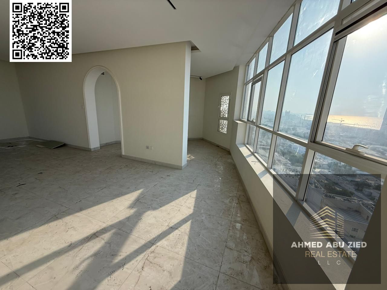 Luxury three-bedroom apartment with a living room in Al Rumaila, Ajman Corniche | Laundry room | 2 balconies | Built-in wardrobes | Free parking | Sea