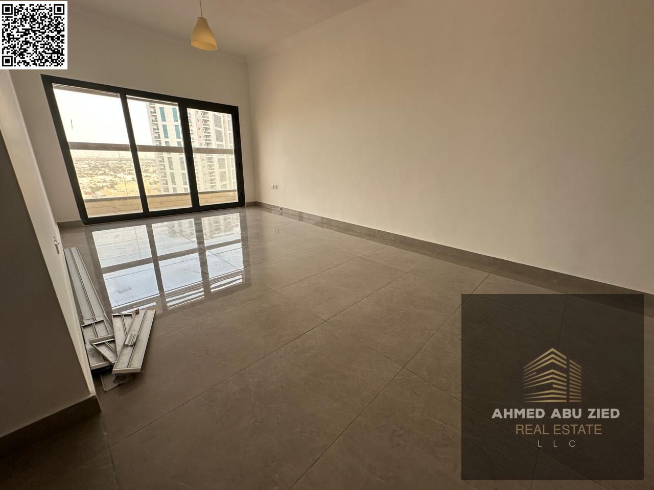 Luxurious and elegant suite, very large living room, spacious American-style kitchen, distinctive bathroom, gym, swimming pool and aqua park, stunning