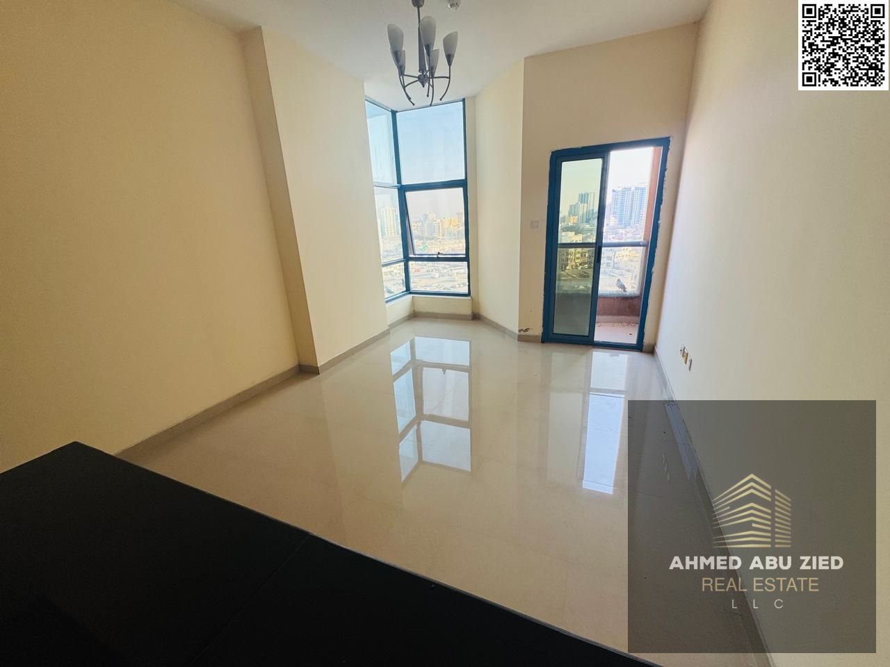 Upscale and luxurious studio apartment with an American-style kitchen, distinctive bathroom, balcony with open views, central air conditioning, and f