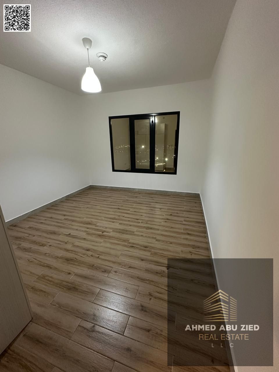 Luxurious master bedroom, large living room, fully equipped kitchen, 2 bathrooms, balcony with open views, gym, swimming pool, water park, central ai