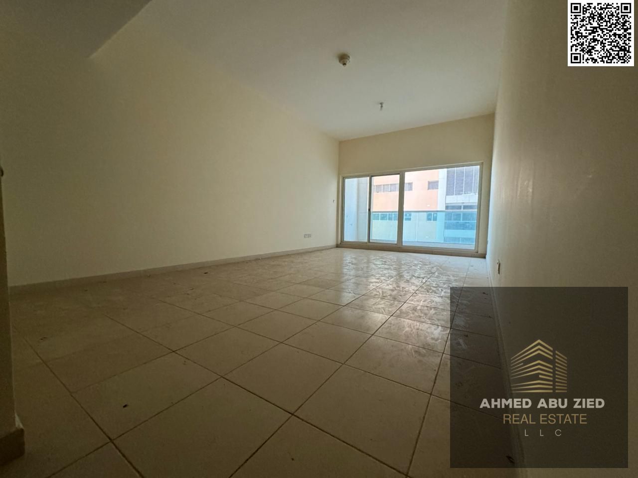 Upscale and luxurious two-bedroom apartment, first occupancy, large living room, American-style kitchen, central air conditioning, built-in wardrobes