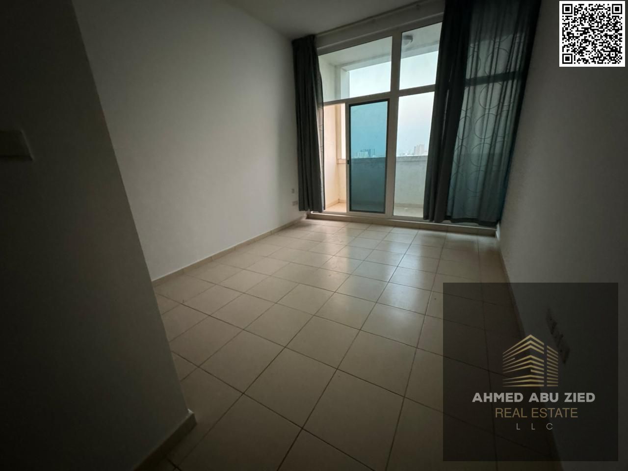 Upscale and luxurious two-bedroom apartment with a large living room, three bathrooms, two balconies, sea view, American-style kitchen, built-in wardr