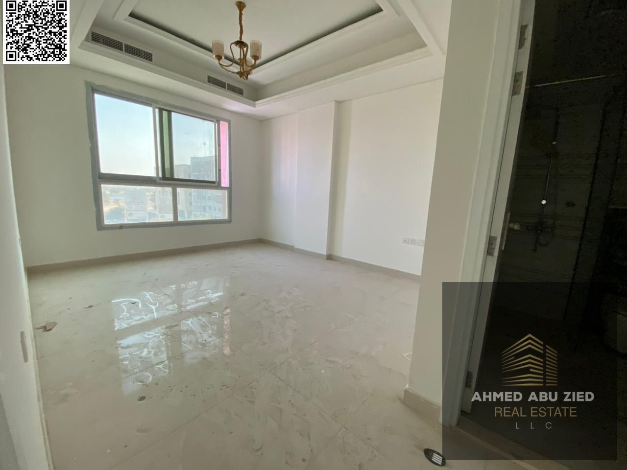 Upscale and luxurious 3-bedroom apartment with a large living room, 3 bathrooms, balcony, open view, built-in wardrobes, central air conditioning, fle