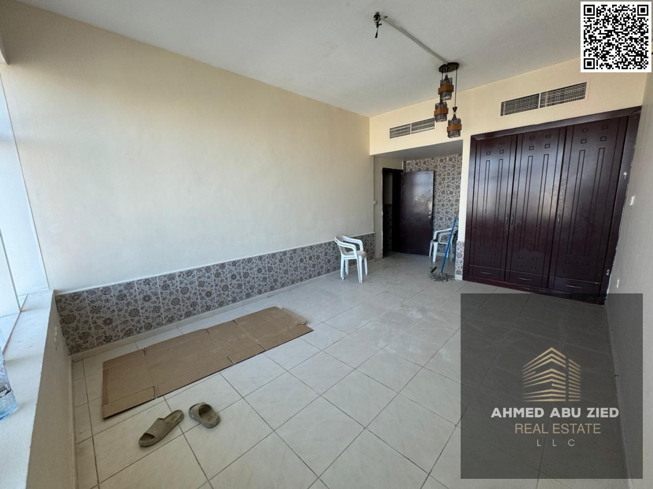 Luxurious and elegant two-bedroom apartment with a large living room, spacious kitchen, central air conditioning, balcony, sea view, built-in wardrobe