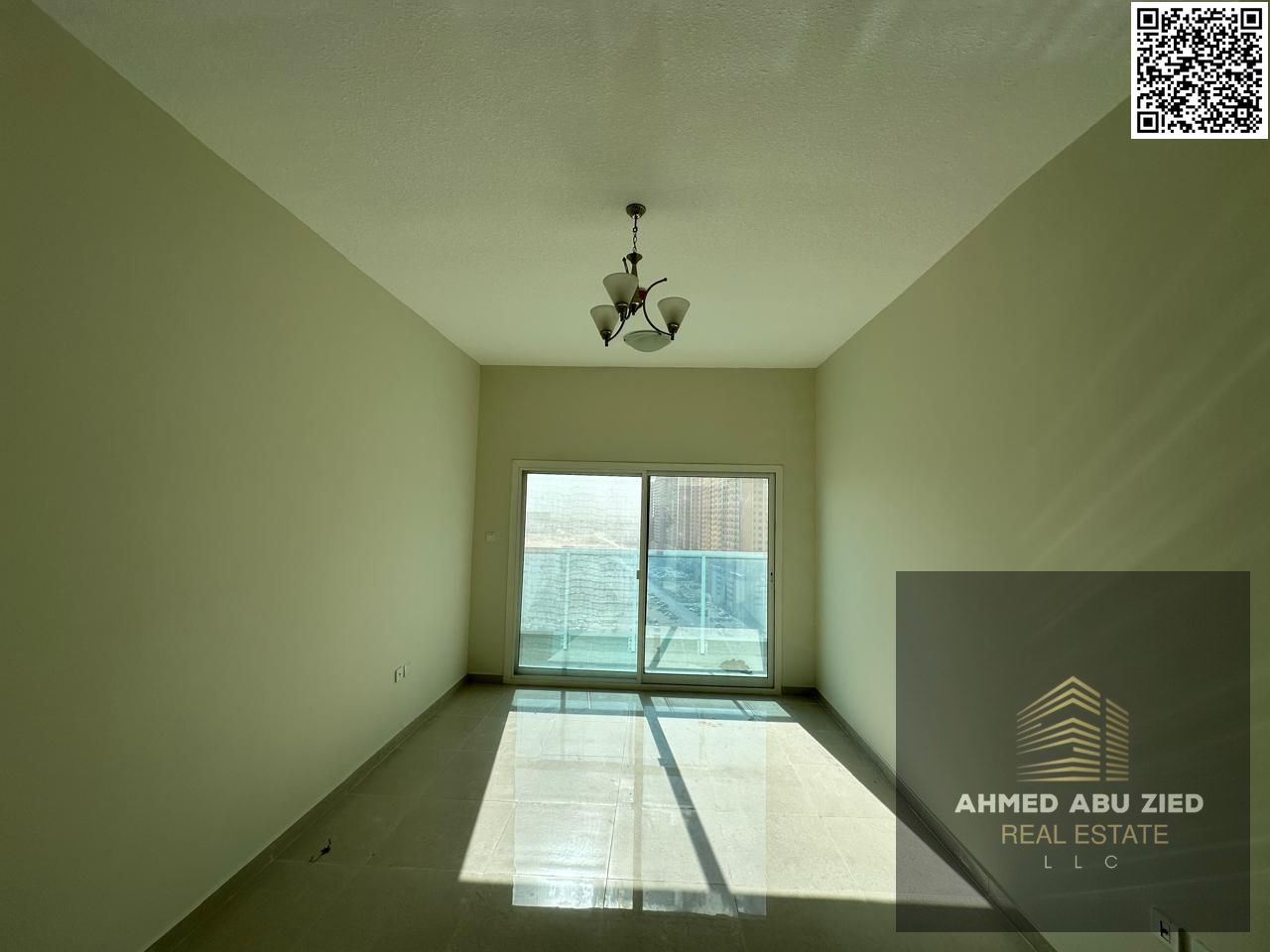 Upscale and luxurious two-bedroom apartment with a large living room, spacious kitchen, central air conditioning, and two bathrooms. Flexible payment
