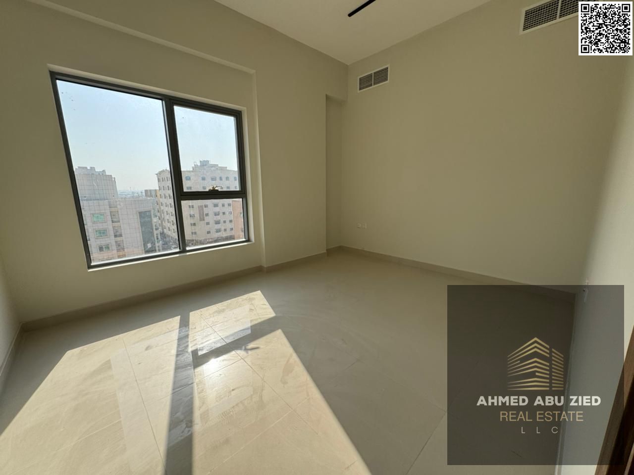 Upscale and luxurious 3-bedroom apartment, first occupancy, large living room, modern kitchen, 3 bathrooms, built-in wardrobes, balcony with open view
