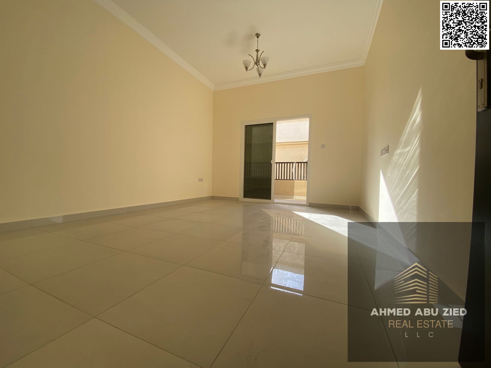 Luxurious two-bedroom apartment, first occupancy, large living room, spacious modern kitchen, three bathrooms, central air conditioning, balcony with