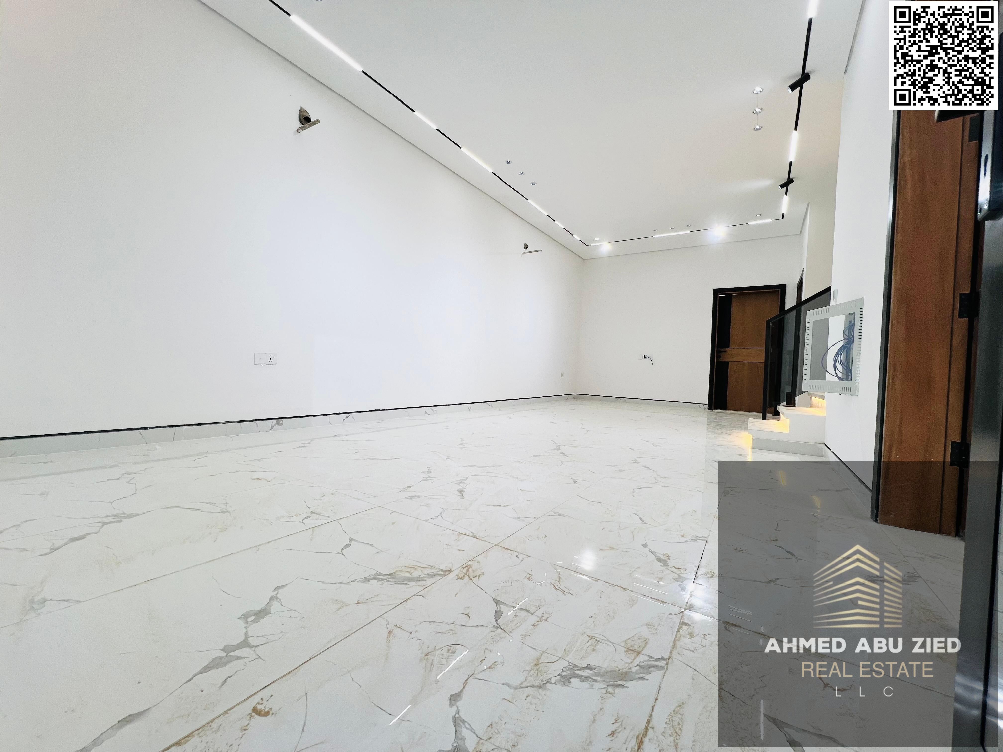 Upscale and luxurious townhouse with 5 master bedrooms, a large living room, a majlis (traditional Arabic sitting room), a modern kitchen, 7 bathrooms
