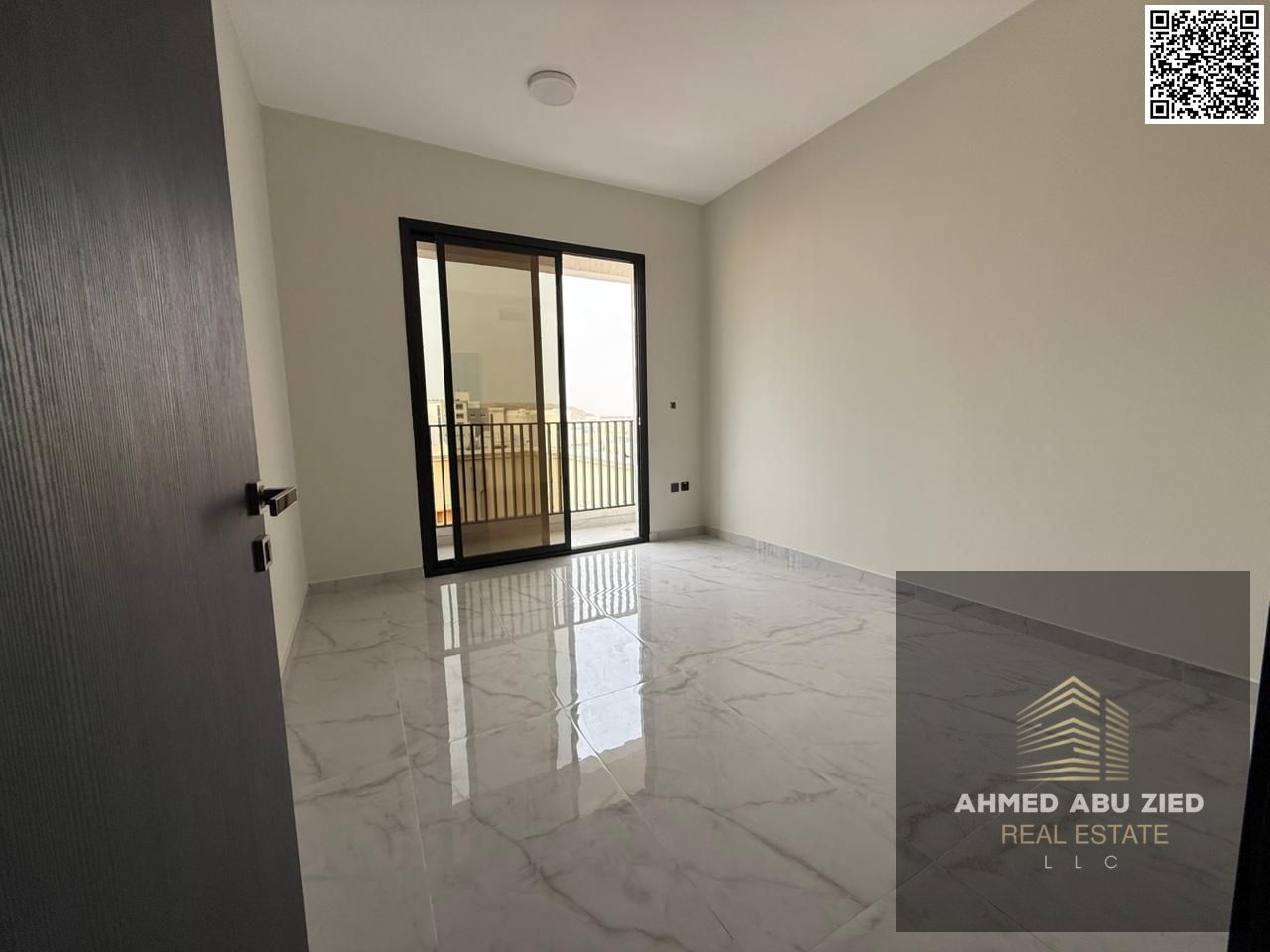 Luxurious and elegant master bedrooms, large living room, spacious kitchen, 2 bathrooms, balcony with open views, central air conditioning, flexible p