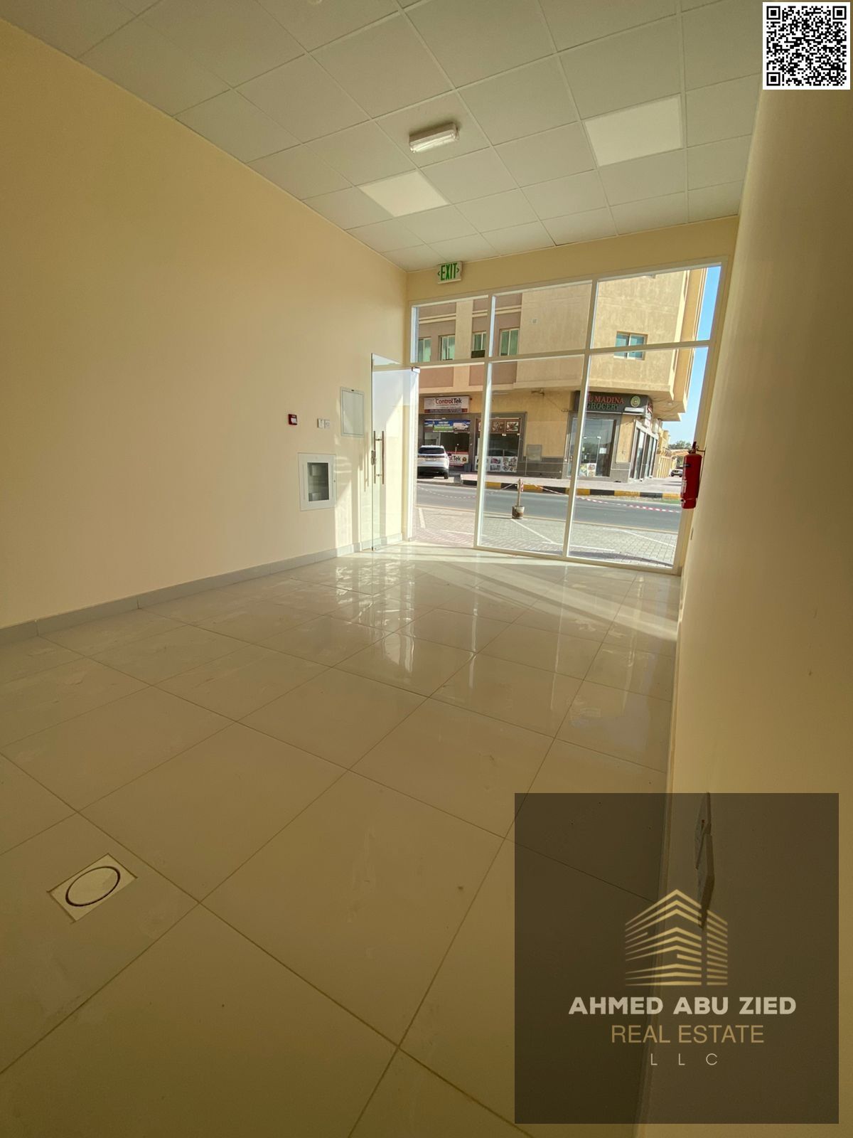 The best and largest commercial space suitable for all business activities. Large area, very strategic location, distinctive facade and good view. Pay