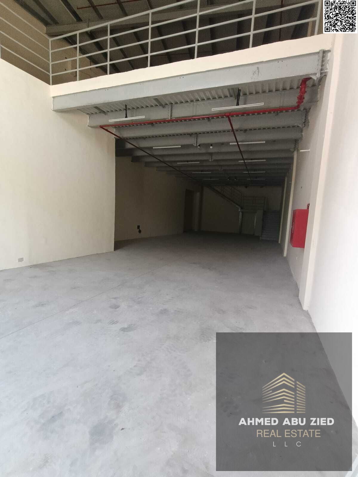 Largest and most spacious 4000 sq ft warehouse for rent, payment facilities, on a main street near the Dubai and Sharjah exit, 22 kW electricity, weig