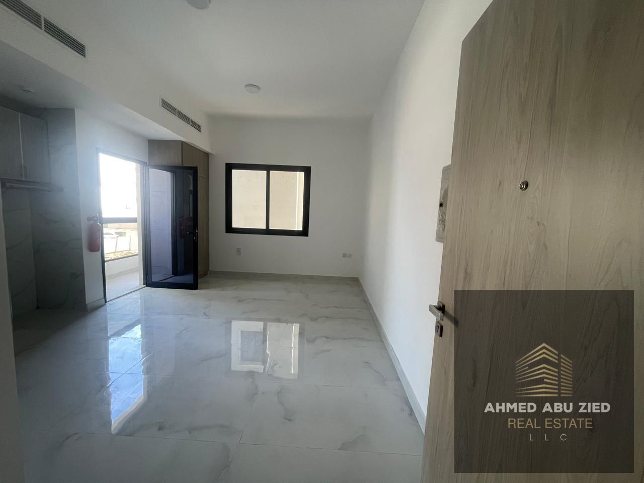 First-tenant studio with full specifications, separate kitchen, large space, and a balcony with a distinctive open view.