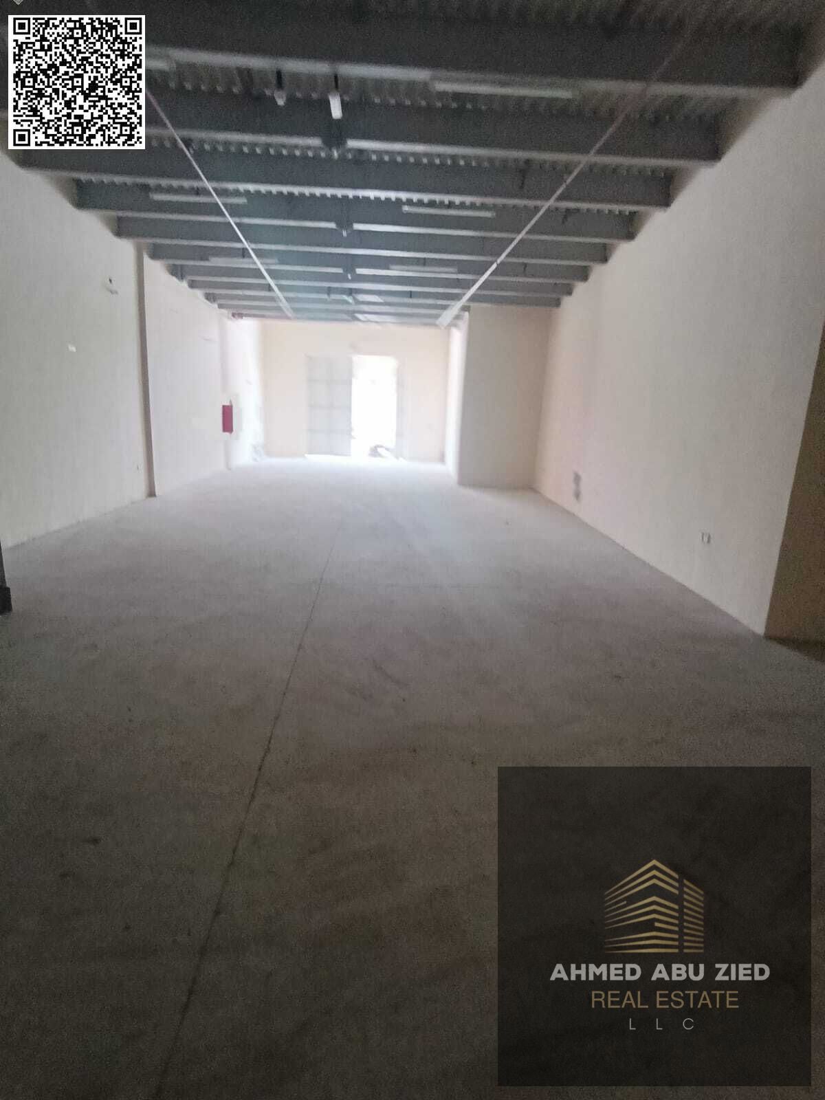 A prime opportunity to rent a spacious annual warehouse in a strategic location in Al Jurf Industrial Area 1, Ajman. The warehouse, which includes a w