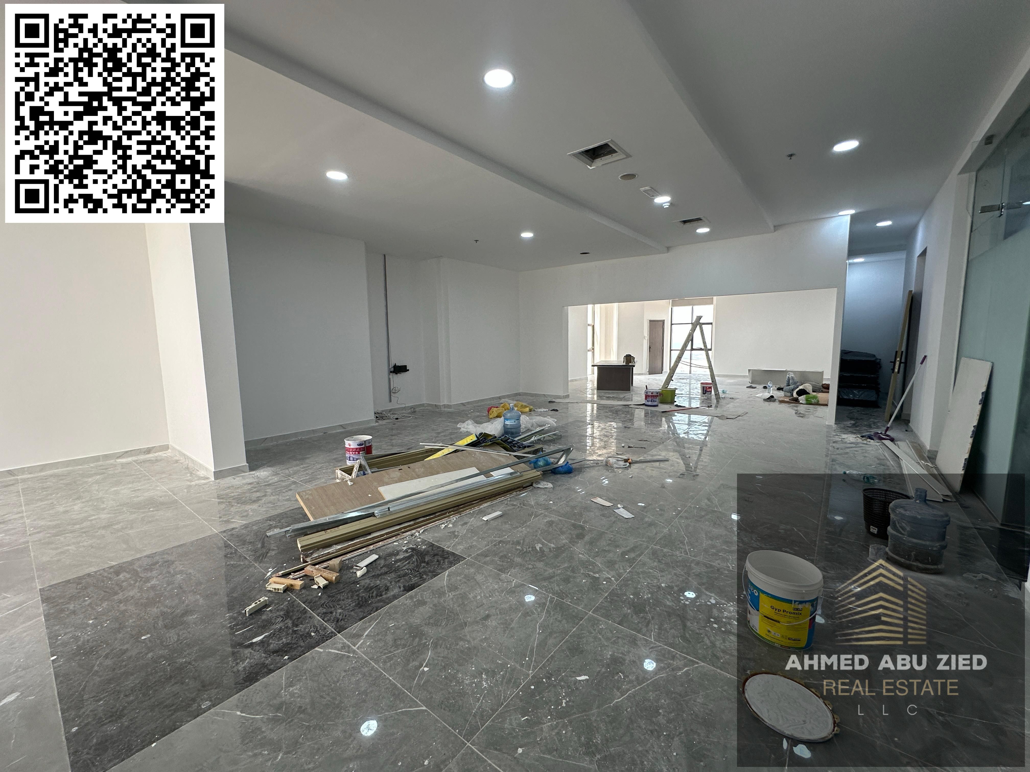 Office for annual rent in Ajman, Al Rashidiya. 5,000 sq ft, full floor, creek views. Parking, gym, swimming pool. AED 220,000, 4 installments.