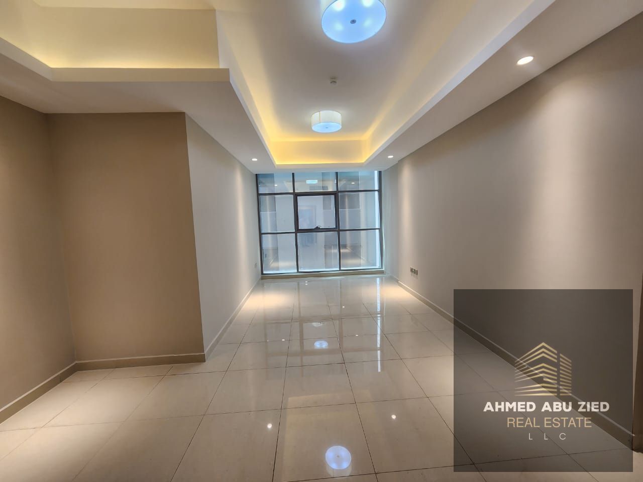 Luxury apartment, first occupancy, super deluxe finishing, with free services and private parking.
