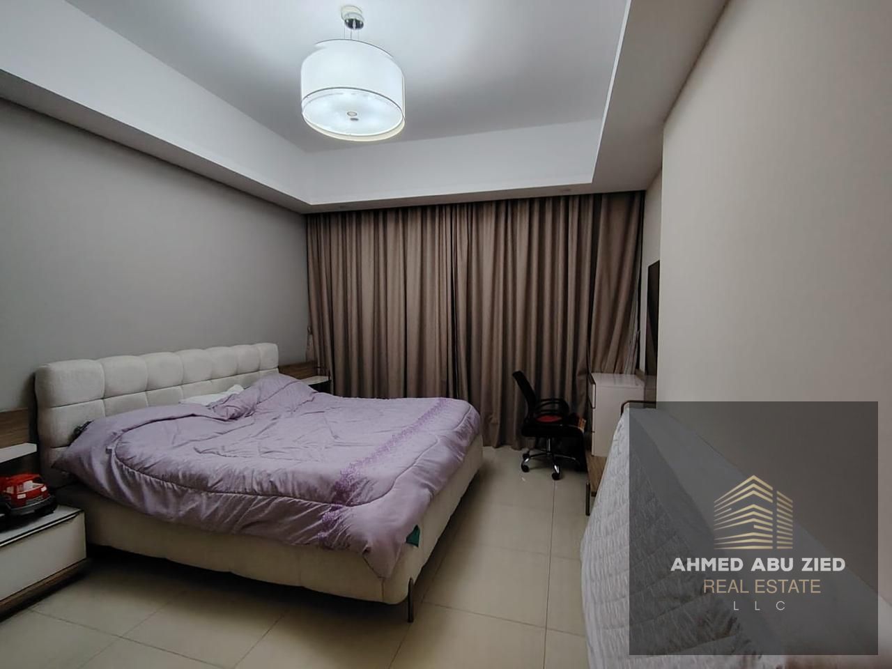 For rent: Three-bedroom apartment with a living room, first occupancy, fully furnished, with private parking.