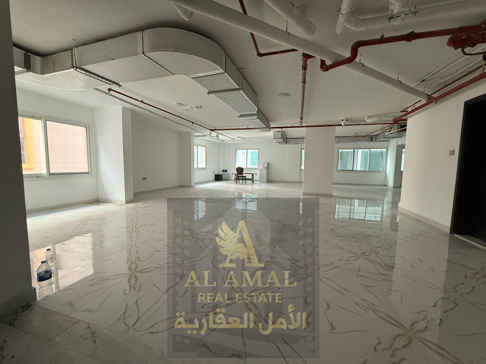 A unique opportunity to rent an office or entire commercial floor in a prime location suitable for various commercial and administrative activities.