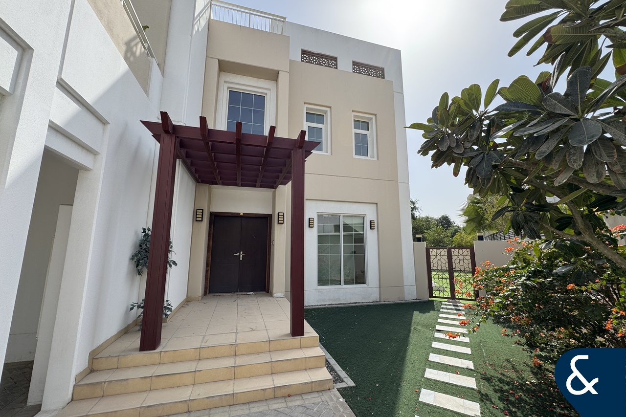 Huge Corner Plot | Standalone | All En-Suite