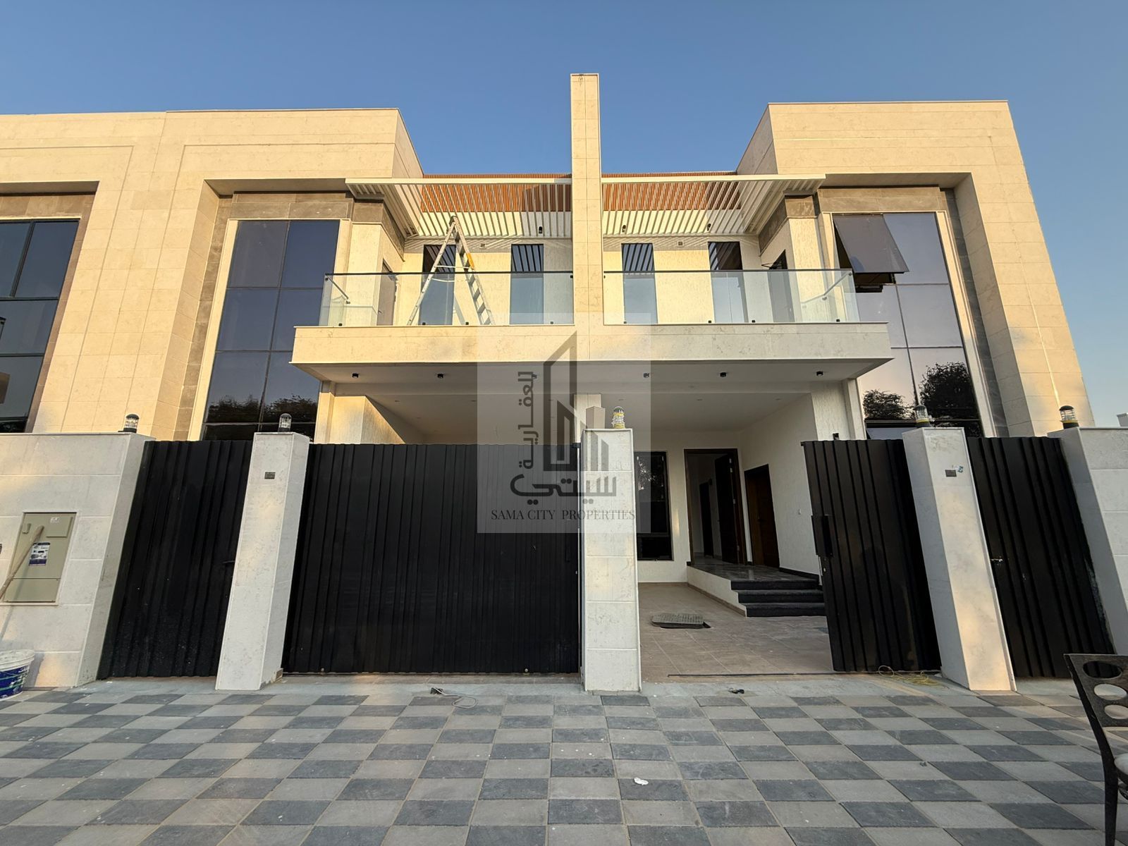 Townhouse for Sale Ajman, Al Yasmeen Area Land Area: 1700 sq m Built-up Area: 3000 sq m * Consists of: * 5 Master Bedrooms * Majlis (formal sitting room) * Living Room * Main Kitchen * Price: AED 1,350,000 * Includes registration and ownership fees *