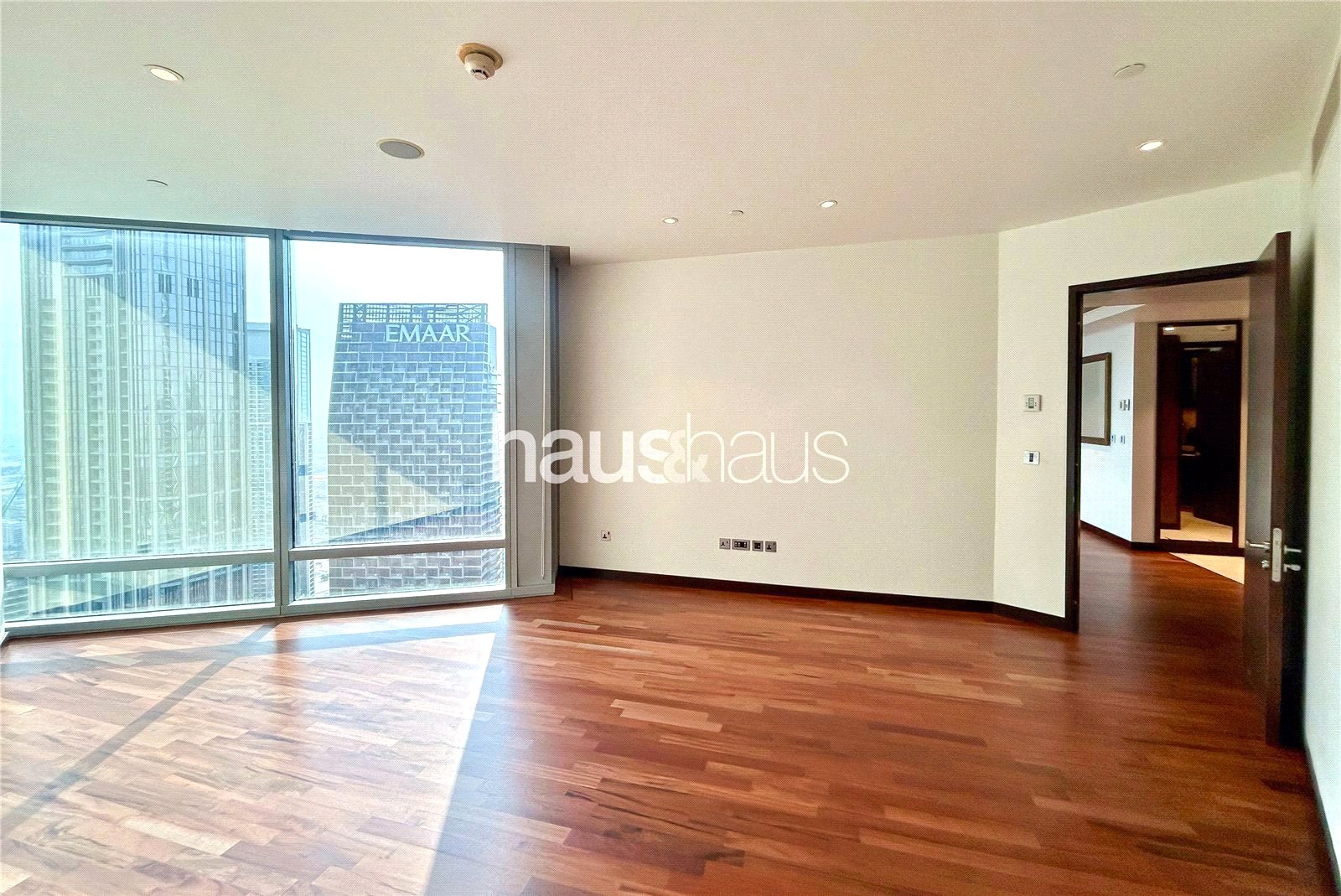 Vacant | High Floor | Opera + Lake View